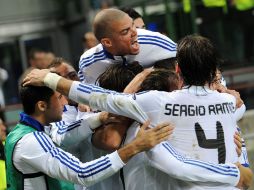 Los jugadores del Real Madrid celebran el gol del empate ante el Milán. EFE  /