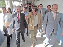 El director de los hospitales, Jaime Agustín González (izq.), recibió a diputados para mostrar la situación de los nosocomios. ARCHIVO  /