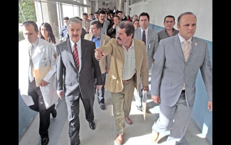 El director de los hospitales, Jaime Agustín González (izq.), recibió a diputados para mostrar la situación de los nosocomios. ARCHIVO  /