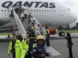 Al tocar tierra, los pasajeros y la tripulación fueron puestos a salvo. AP  /