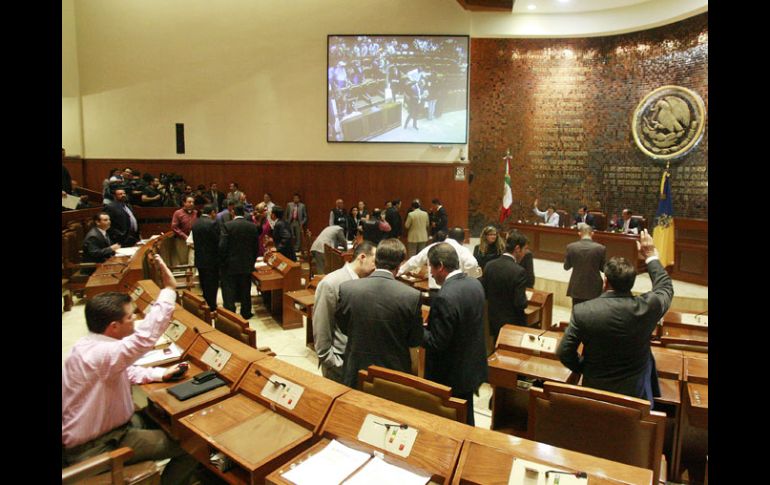 Los diputados del PRI, PRD y Verde pretenden someter a votación las reformas, en la sesión del pleno de este día en el Congreso.ARCHIVO  /