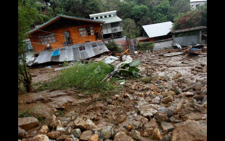 Avalancha de lodo y rocas cayó en la madrugada desde lo alto del cerro Pico Blanco. REUTERS  /