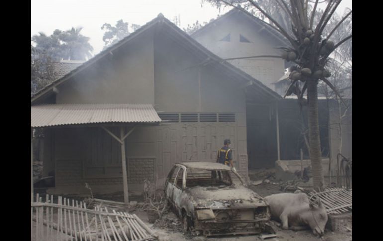 Las cenizas volcánicas cubren varios poblados cercanos al Merapi. AP  /