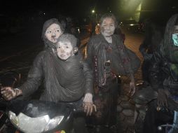 Aldeanos dejan sus hogares en Klaten, Indonesia, tras una erupción del Monte Merapi, como también se le conoce al volcán activo. AP  /