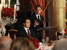 El presidente francés Nicolas Sarkozy habla en la cena de bienvenida ofrecida a su par chino, Hu Jintao. AFP  /