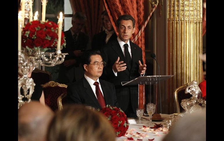 El presidente francés Nicolas Sarkozy habla en la cena de bienvenida ofrecida a su par chino, Hu Jintao. AFP  /