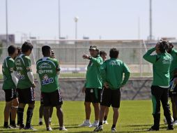 Rubén Omar Romano, técnico de Santos, da indicaciones a los jugadores durante el entrenamiento del jueves. JAMMEDIA  /