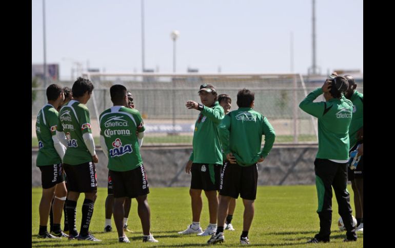 Rubén Omar Romano, técnico de Santos, da indicaciones a los jugadores durante el entrenamiento del jueves. JAMMEDIA  /