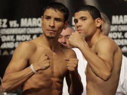 Rafael Márquez y Juan Manuel López posan después de la ceremonia de pesaje, hoy, en Las Vegas. AP  /