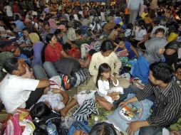 Afectados se resguardan en un refugio ante la actividad del Volcán Merapi, en Indonesia. EFE  /