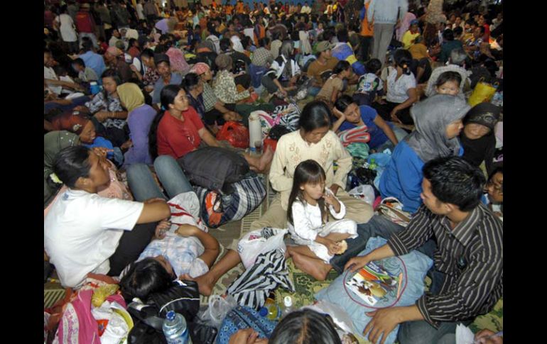 Afectados se resguardan en un refugio ante la actividad del Volcán Merapi, en Indonesia. EFE  /