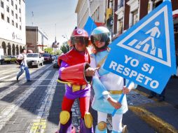 Esta campaña busca que los automovilistas tomen conciencia de los espacios que corresponden a los peatones. A. GARCÍA  /