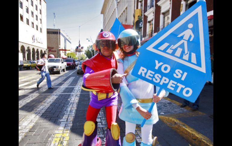 Esta campaña busca que los automovilistas tomen conciencia de los espacios que corresponden a los peatones. A. GARCÍA  /