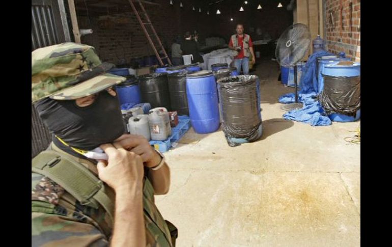 Se decomisaron tres tinas con capacidad de 200 litros, tenían aproximadamente 50 kilogramos de sustancia cristalina fase. ARCHIVO  /