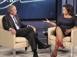 Oprah Winfrey entrevista el ex presidente George W. Bush, durante la grabación de ''The Oprah Winfrey Show''. AP  /