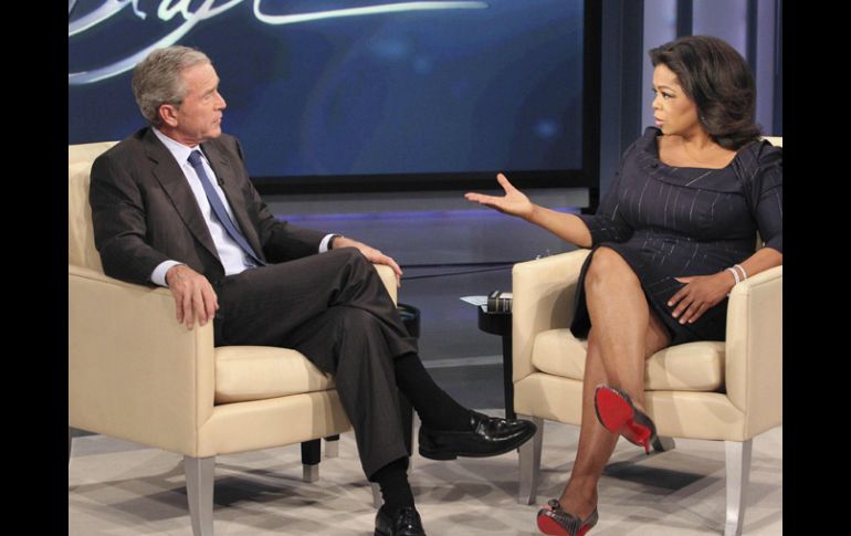 Oprah Winfrey entrevista el ex presidente George W. Bush, durante la grabación de ''The Oprah Winfrey Show''. AP  /