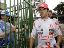 Jenson Button salió ileso gracias a su conductor que actuó con técnicas de evasión. AP  /