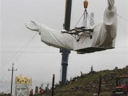 La estatua fue diseñada por el sacerdote local retirado, reverendo Sylwester Zawadzki. AP  /