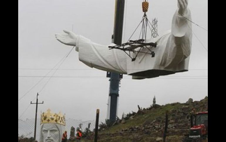 La estatua fue diseñada por el sacerdote local retirado, reverendo Sylwester Zawadzki. AP  /