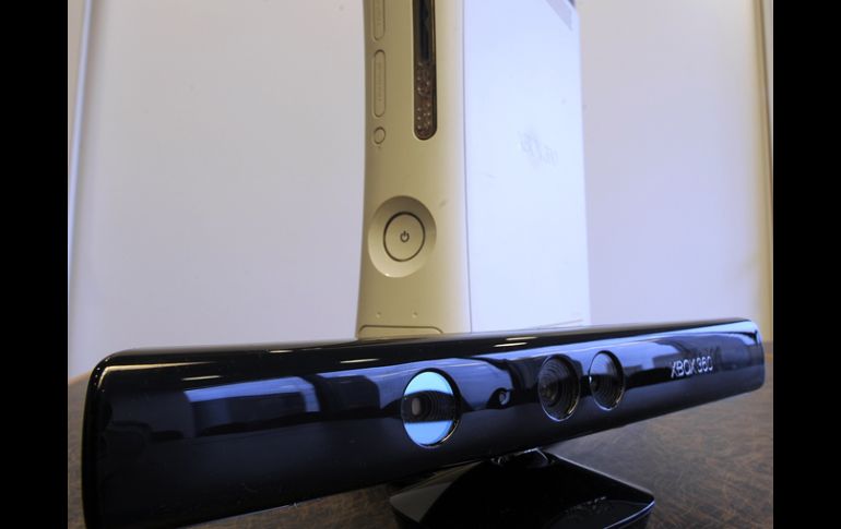 Un conjunto de cámaras, sensores de movimiento y sonido recogen los movimientos del usuario, en el nuevo Kinect. AP  /