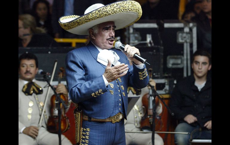 Vicente Fernández entregó al público un prolongado espectáculo lleno de tradición. E. BARRERA  /