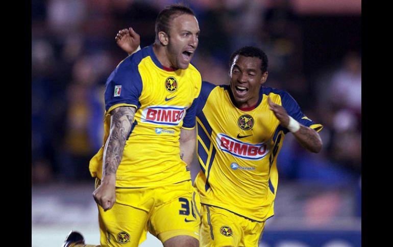 Vicente Vuoso celebra con Rosinei el gol de la victoria ante el Atlante.  /