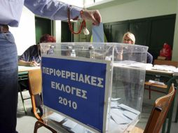 Un ciudadano griego deposita su voto en un colegio electoral de Atenas. EFE  /