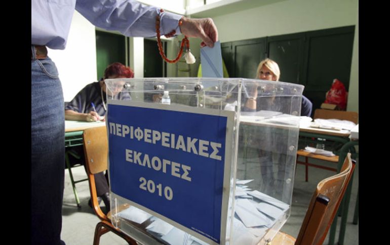 Un ciudadano griego deposita su voto en un colegio electoral de Atenas. EFE  /