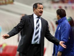 El técnico del equipo celeste dirigiendo a su equipo en el duelo frente a las Chivas. MEXSPORT  /