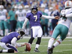 Billy Cundiff en acción durante el partido ante Delfines de Miami. AP  /