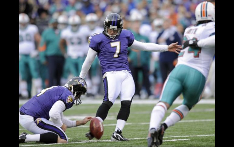 Billy Cundiff en acción durante el partido ante Delfines de Miami. AP  /