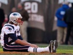 Tom Brady cae rendido en el campo tras ser derrotado por el equipo de Cleveland. AP  /