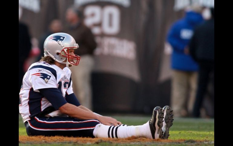 Tom Brady cae rendido en el campo tras ser derrotado por el equipo de Cleveland. AP  /