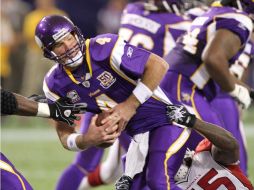 Brett Favre guió a Vikingos de Minnesota a la victoria en tiempo extra ante los Cardenales. AP  /