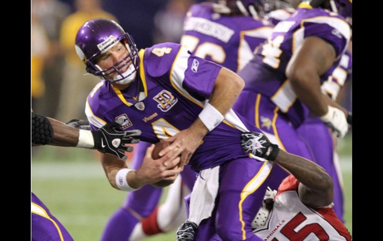 Brett Favre guió a Vikingos de Minnesota a la victoria en tiempo extra ante los Cardenales. AP  /