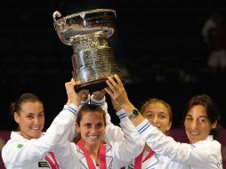 Las cuatro integrantes del equipo italiano levantan la Fed Cup. AFP  /