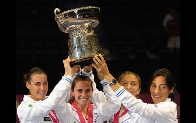 Las cuatro integrantes del equipo italiano levantan la Fed Cup. AFP  /