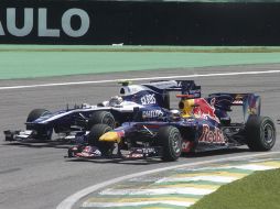 Vettel desplazó al líder Nico Hulkenberg desde la primera curva. REUTERS  /