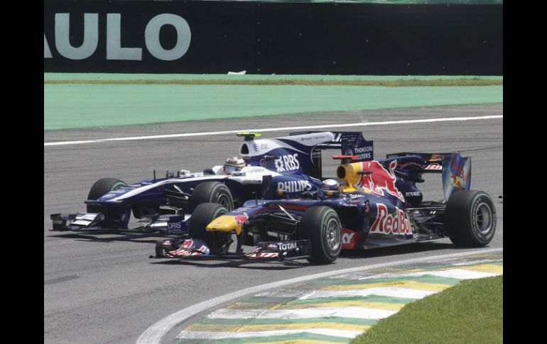 Vettel desplazó al líder Nico Hulkenberg desde la primera curva. REUTERS  /