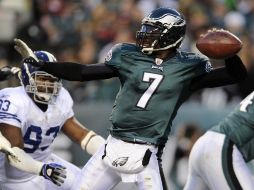 El marsical de campo Michael Vick manda un pase en el partido contra los Potros de Indianapolis. AP  /