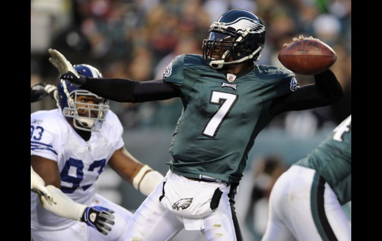 El marsical de campo Michael Vick manda un pase en el partido contra los Potros de Indianapolis. AP  /