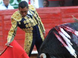 El torero mexicano Eulalio Lopéz Zotoluco lidia su primer toro de la tarde, Guadalupano, de 485 kg. EFE  /