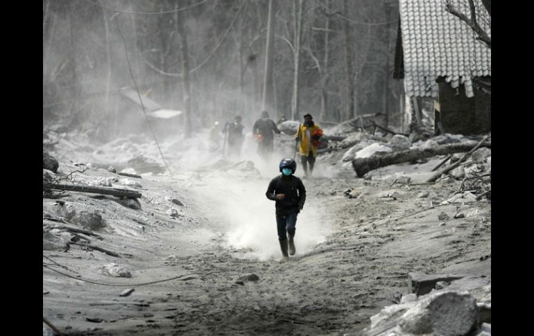 Un socorrista se abre paso en la villa Wikisari, cerca del Monte Merapi, en el distrito de Sleman. REUTERS  /