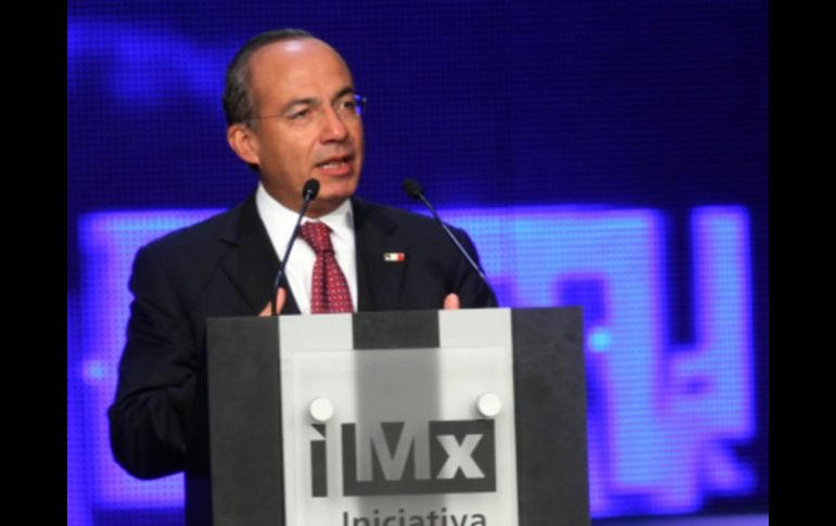 El Presidente de México Felipe Calderón pide a la Selección Femenil continuar con la misma pasión. NOTIMEX  /