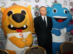 Fernando Álvarez, director General de Esmeralda, junto a las mascotas panamericanas. A. HINOJOSA  /