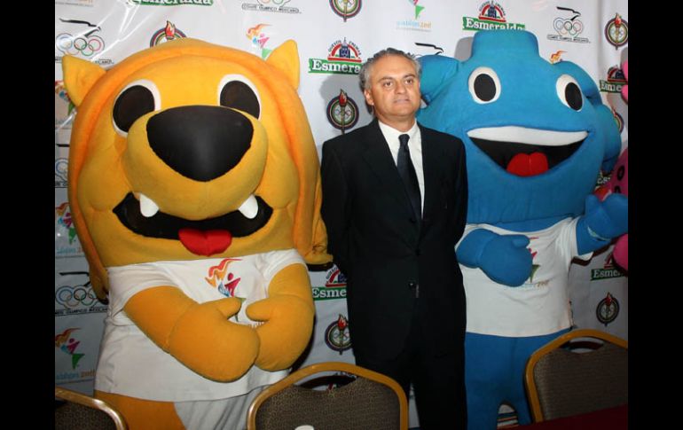 Fernando Álvarez, director General de Esmeralda, junto a las mascotas panamericanas. A. HINOJOSA  /