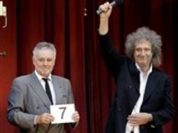 Los músicos británicos Brian May (d) y Roger Taylor (i) de la banda de rock Queen. AP  /