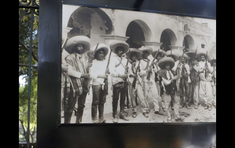 Vista de una de las ciento veinte fotografías, parte de la exposición México: Fotografía y Revolución. EFE  /