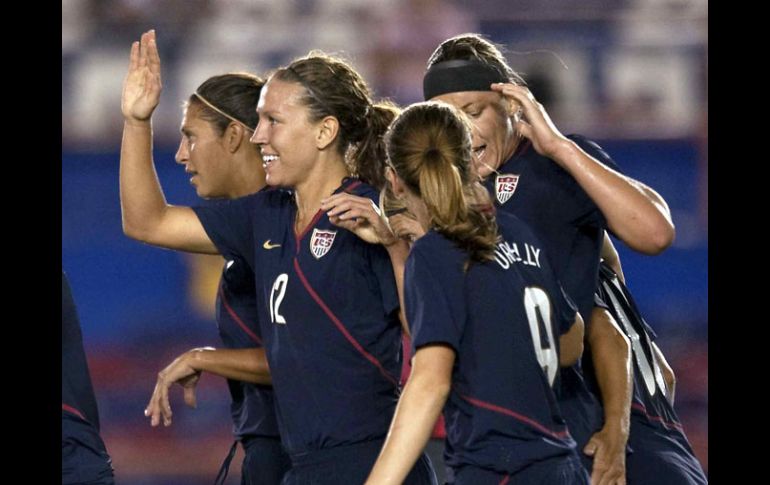 Las jugadoras estadounidenses celebran su victoria sobre Costa Rica. MEXSPORT  /