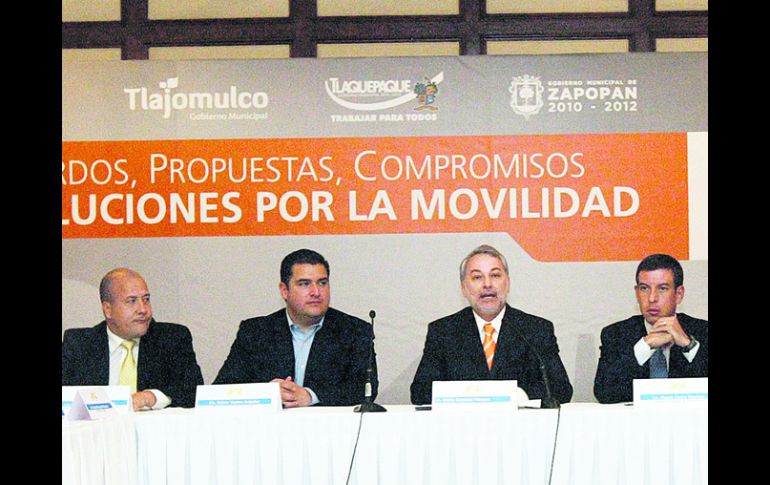 Emilio González, entre los alcaldes Héctor Vielma (izq) y Miguel Castro, al presentar el sistema de transporte intermodal. S. NÚÑEZ  /